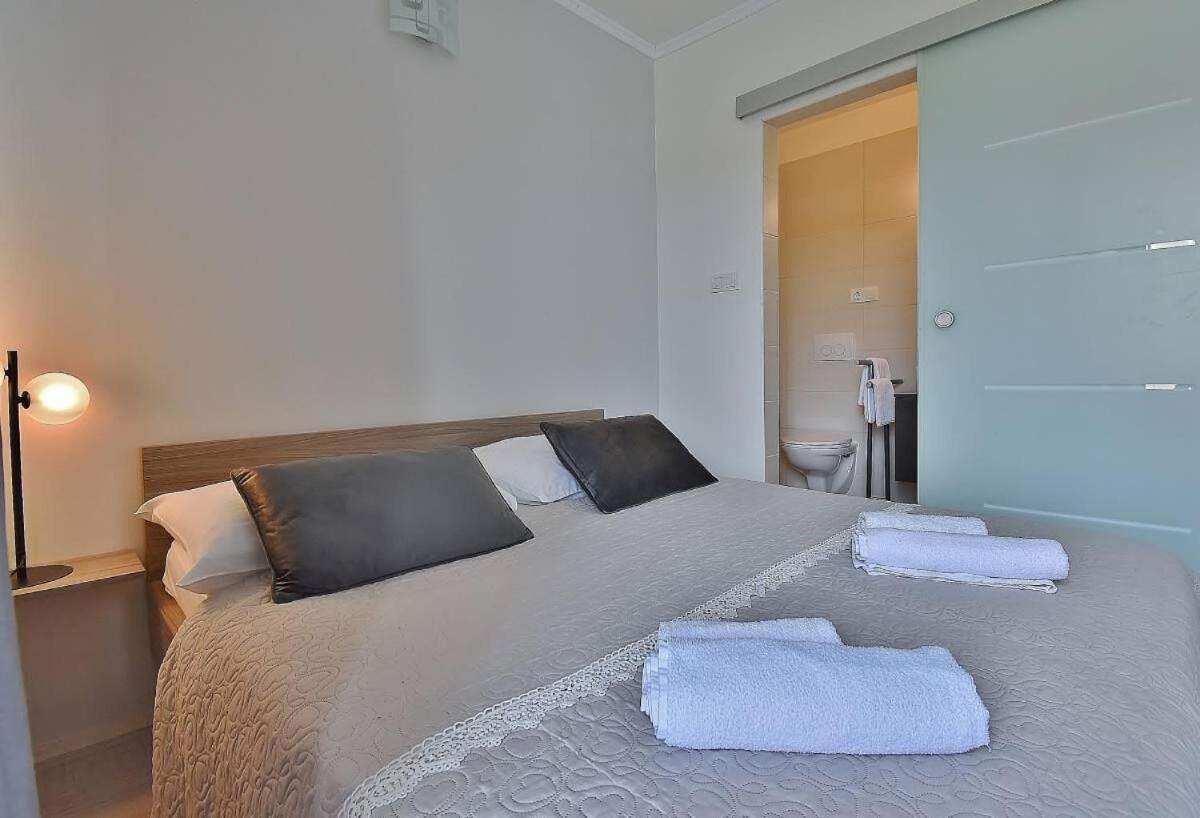 Apartments Ruzica Banjol Екстериор снимка