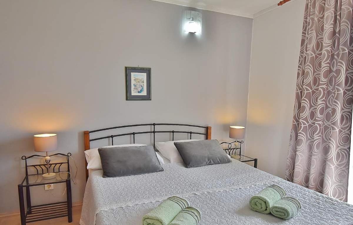 Apartments Ruzica Banjol Екстериор снимка