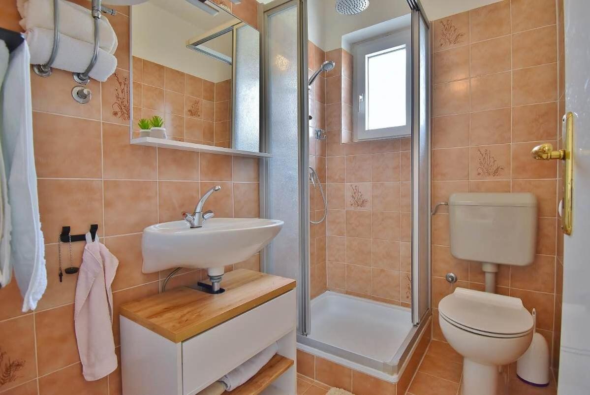 Apartments Ruzica Banjol Екстериор снимка