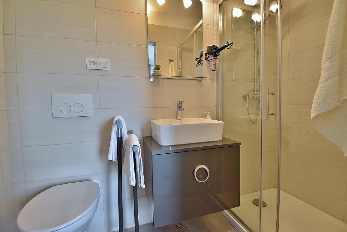 Apartments Ruzica Banjol Екстериор снимка