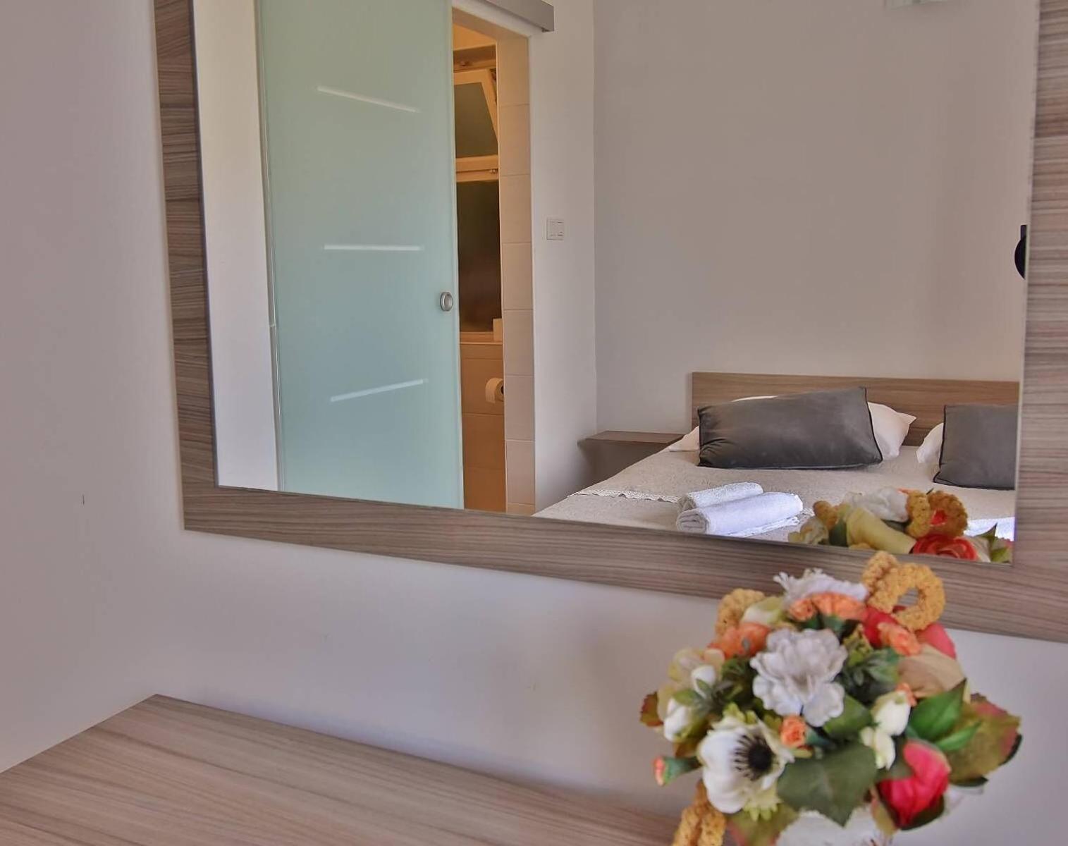 Apartments Ruzica Banjol Екстериор снимка