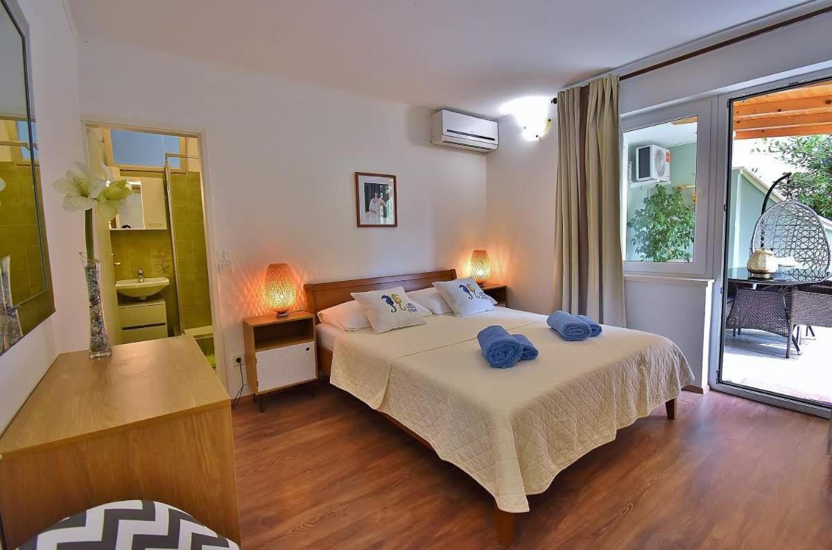 Apartments Ruzica Banjol Екстериор снимка