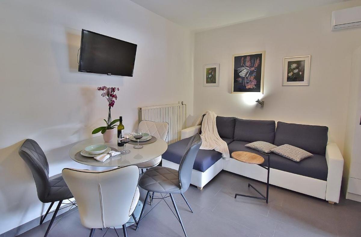 Apartments Ruzica Banjol Екстериор снимка